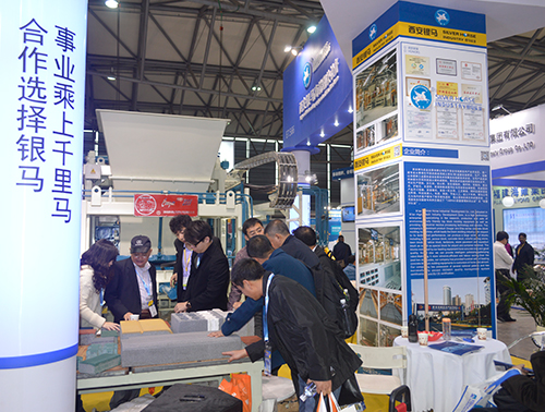 參觀客戶進一步了解我們的磚機制品 參觀客戶進一步了解我們的磚機制品